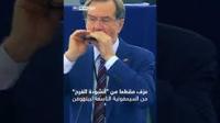 رئيس وزراء يعزف الهارمونيكا داخل البرلمان الأوروبي!
