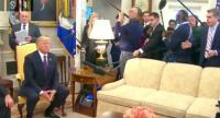 بالفيديو : ترامب يطرد صحفيا من CNN بسبب تصريحات "الدول القذرة"