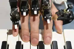 قفاز روبوتي مبتكر يعزز مهارات عازفي البيانو