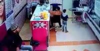 لحظة سرقة هاتف من حقيبة بائعة بطريقة ماكرة (فيديو)