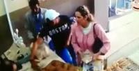 بالفيديو.. لحظة سرقة لص هاتف محمول من محل أمام الزبائن