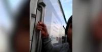 بالفيديو.. أخطر «سيلفي» لشابين معلقين باب قطار مسرع