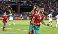 صورة دارت البوز..أطفال يتابعون مباراة المنتخب ضد كوت ديفوار على هاتف!
