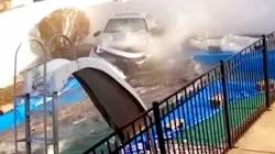 سيارة مسرعة تقتحم فناء منزل والسائق يهرب بطريقة غريبة(فيديو)