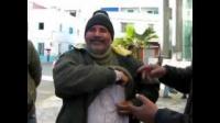 عامل أصمّ و أبكم يطرد من عمله بدون تعويض.