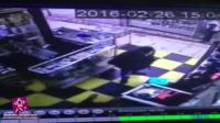 شفار درب غلف يسرق هاتفا بكل برودة