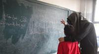  صورة الداعشي يعلم طفلاً أن كتب فعل مضارع (تويتر) 