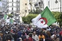 الجزائريون يخرجون في مسيرات احتجاجية حاشدة لتجديد المطالب بالتغيير الجذري