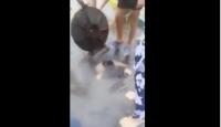 صادم بالفيديو...شبان يسبحون ببالوعة لمياه الصرف الصحي على طريقة علال القادوس