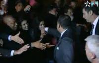 لقطة اليوم: فتاة من شدة حبها للملك محمد السادس تقبل يده مرتين‏