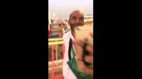 حاج يتفاجأ برؤية شرطة الحرم المكي.. شاهد رد فعله