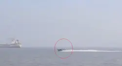 لحظة اصطدام قارب للبحرية الهندية بعبارة ركاب متسببا في وفاة 13 شخصا