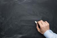 أستاذة تتعرض لإصابات بليغة بعد سقوط سبورة عليها