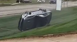 لحظة انقلاب سيارة فاخرة  أثناء الاستعراض كادت أن تدهس المتفرجين