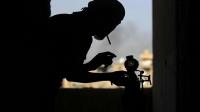 جراح بريطاني يؤكد أن قناصة يستهدفون نساء حوامل بسوريا مقابل علبة سجائر