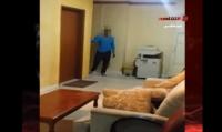 امرأة تفضح رجل يتلصص على النساء في صالون تجميل !