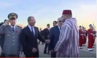 الملك يضع بنكيران في موقف محرج خلال استقباله بمطار محمد الخامس
