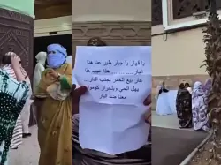 آخر ما كاين.. موريتانيات في عطلة بالداخلة ينظمن وقفة احتجاجية لأن الفندق الذي يقمن به يبيع الكحول