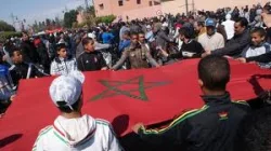 حركة 20 فبراير ترغم على رفع  العلم الوطني 