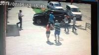 سيارة تتحول إلى وحش وبدون مقدمات لتدهس طفلا أمام أعين والديه