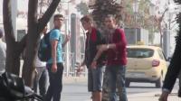 بالفيديو : كيف كان رد فعل مغاربة طلب منهم مساعدة مصاب بداء الايبولا؟