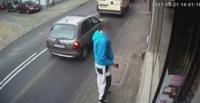 بالفيديو.. عقاب قاسي لرجل حطم واجهة متجر