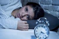 خطأ يرتكبه الكثيرون قبل النوم يتسبب في استيقاظهم لساعات متأخرة من الليل
