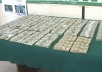 بالفيديو: طائرة تلقي مليون دولار فوق مدينة في بوليفيا
