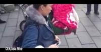 بالفيديو.. لحظة العثور على رضيعة ألقتها أمها في سلة قمامة