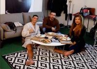 صُورة ..  النجم رونالدو صاحب الملايير جالس على "الحصيرة" !