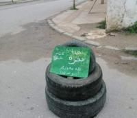 مواطن بتطوان يلجأ لعجلات السيارات من أجل التواصل مع المسؤولين المحليين والسبب "حفرة"