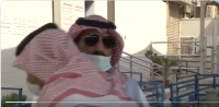 مراسل سعودي يسقط على الهواء مباشرة بسبب درجات الحرارة (فيديو)
