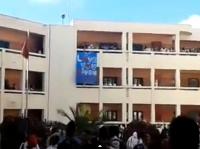 فيديو - تلميذ يرفع لافتة "أحبك يا أميمة" في ثانوية مغربية