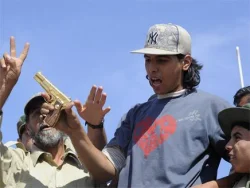 صور قاتل القذافي الشاب أحمد الشيباني ابن الثمانية عشر ربيعاً