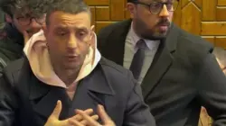 الفنان أحمد الفيشاوي يفقد أعصابه في عزاء والدته سمية الألفي ويعتدي على صحافي