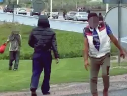 شريط فيديو يظهر تخلص حافلة من مشردين ومرضى نفسيا بمدخل الجديدة يثير ضجة واسعة وسط مطالب بكشف الحقيقة