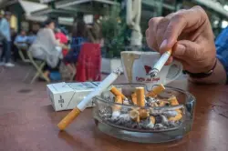 مقترح قانون يُغرم المدخنين بالمقاهي من 500 إلى 1000 درهم.. وغرامات ثقيلة في حالة التكرار
