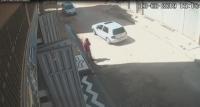 مطاردة هوليودية لسيارة طبيب مسروقة من محل غسل السيارات وهذا ما فعله سارقها (فيديو حصري)