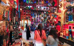 فضيحة جديدة بمراكش.. “بازار” يرجع مليون سنتيم لسياح أجانب بعد افتضاح عملية نصب بالاتفاق مع مرشد