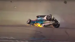 لحظة انقلاب مرعبة لسيارة سباق ونجاة السائق بأعجوبة