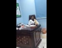 بالفيديو: طبيب يستقبل مراجعيه و"رجله على الطاولة"