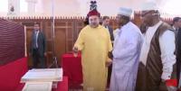 الملك محمد السادس يؤدي صلاة الجمعة ببيساو ويشرف على توزيع ألاف 10 مصحف