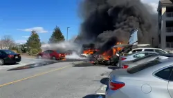 تحطم طائرة صغيرة بموقف سيارات في أمريكا.. ونجاة ركابها بمعجزة