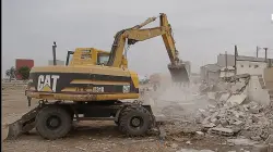 طراكس السلطات كيطحان الأخضر واليابس..شاهد لحظة هدم محلات لافيراي التجارية بإنزكان