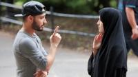ردة فعل المارة عند ضرب فتاة محجبة و العكس