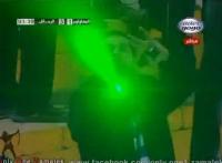 مشجع مستفز يصر علي مواجهة الكاميرا بالليزر