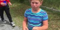 بالفيديو.. قرد يقذف طفلين بقاذوراته بعد استفزازهما له