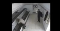 سرقة مصلين أثناء وضوئهم في مسجد (فيديو)