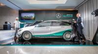 لويس هاميلتون يكشف عن طراز مرسيدس A 45 4MATIC