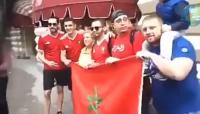 روسيون وسياح شادين الصف باش يتصورو مع المشجعين المغاربة